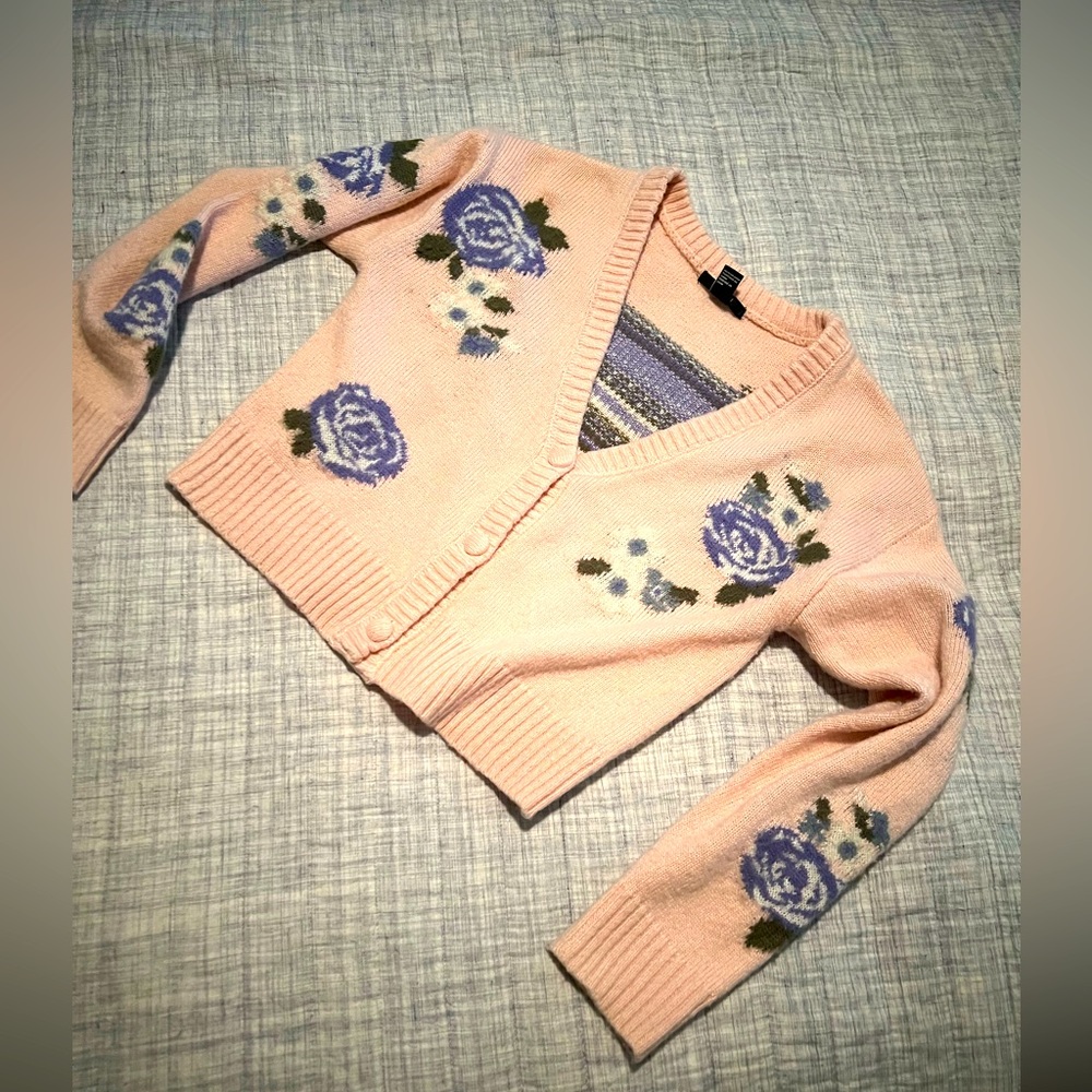Forever 21 SWEATER M MEDIUM pink w/ lilac floral sweater buttons soft feminine
